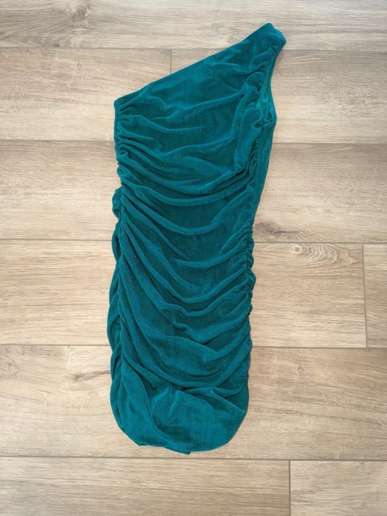 Lucy in the Sky Dresses & Skirts - Lucy in the Sky Faye ruched one-shoulder velvet mini dress emerald ruched xsmall
